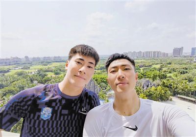 吻胸解胸罩床摸下面嗯啊